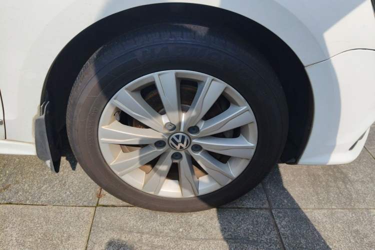 Used Volkswagen Sagitar 2015 1.6L Automatic Comfort Model Right Front Wheel Hub