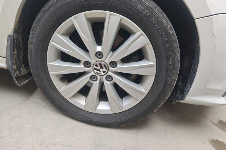 Used Volkswagen Sagitar 2015 230TSI Automatic Comfort Version Right Front Wheel Hub