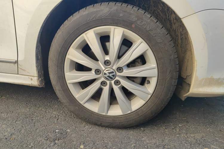 Used Volkswagen Sagitar 2015 230TSI Automatic Comfort Version Right Front Wheel Hub