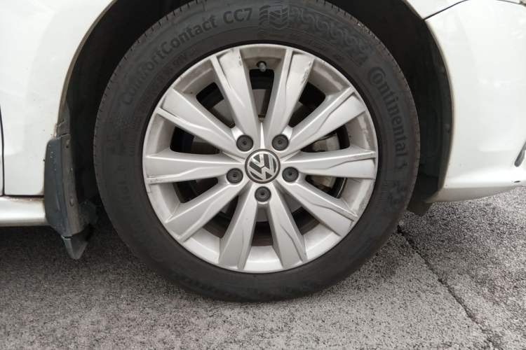 Used Volkswagen Sagitar 2015 1.6L Automatic Comfort Model Right Front Wheel Hub