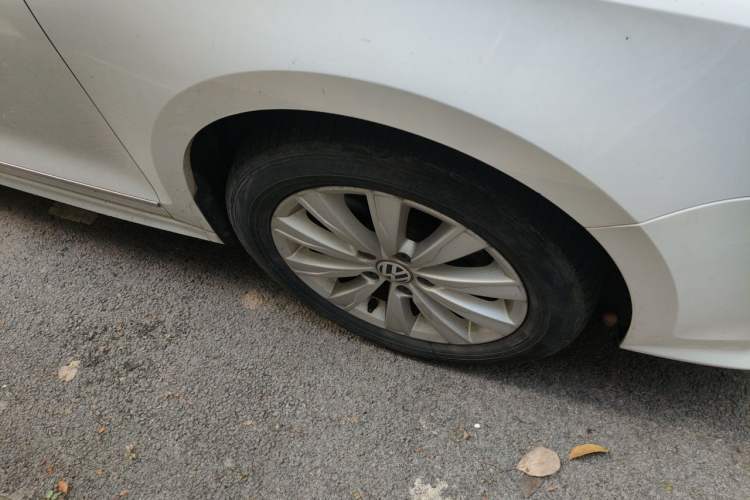 Used Volkswagen Sagitar 2015 230TSI Automatic Comfort Version Right Front Wheel Hub