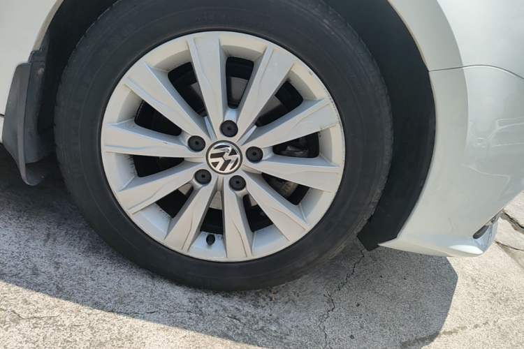 Used Volkswagen Sagitar 2015 1.6L Automatic Comfort Model Right Front Wheel Hub