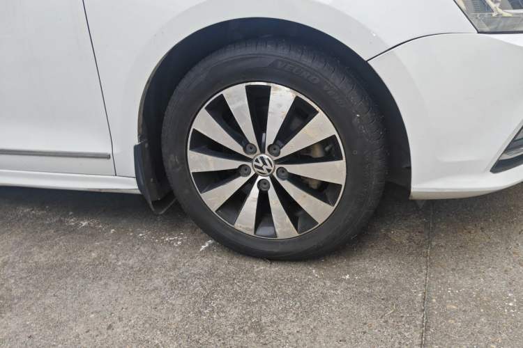 Used Volkswagen Sagitar 2015 230TSI Automatic Luxury Model Right Front Wheel Hub