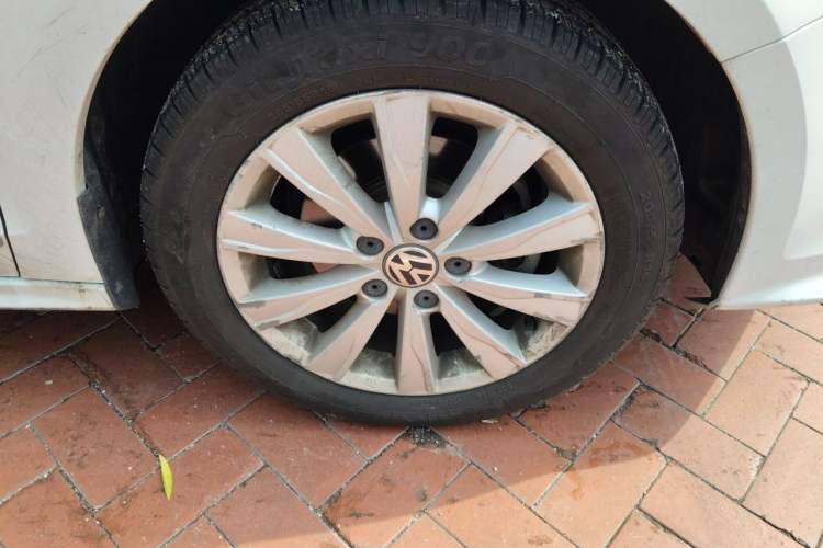 Used Volkswagen Sagitar 2015 1.6L Manual Comfort Model Right Front Wheel Hub