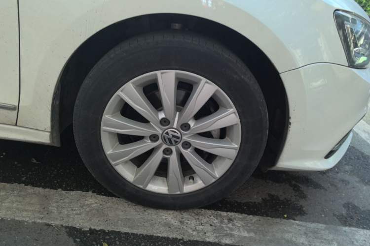 Used Volkswagen Sagitar 2015 1.6L Automatic Comfort Model Right Front Wheel Hub