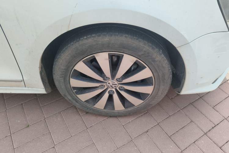 Used Volkswagen Sagitar 2015 230TSI Automatic Luxury Model Right Front Wheel Hub