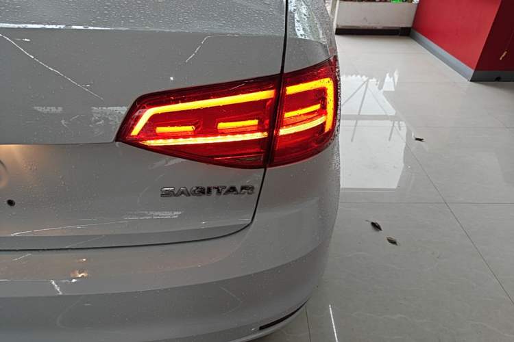 Used Volkswagen Sagitar 2015 1.6L Automatic Fashion Model Right Rear Taillight