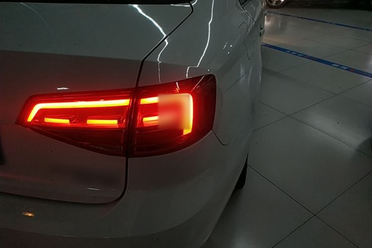Used Volkswagen Sagitar 2015 230TSI Automatic Comfort Version Right Rear Taillight