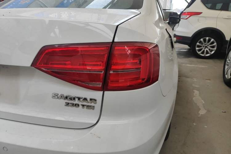 Used Volkswagen Sagitar 2015 230TSI Automatic Luxury Model Right Rear Taillight