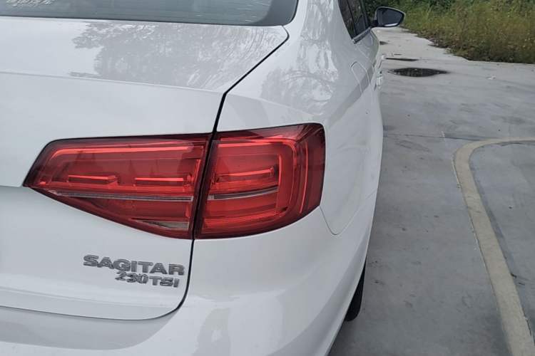 Used Volkswagen Sagitar 2015 230TSI Automatic Luxury Model Right Rear Taillight