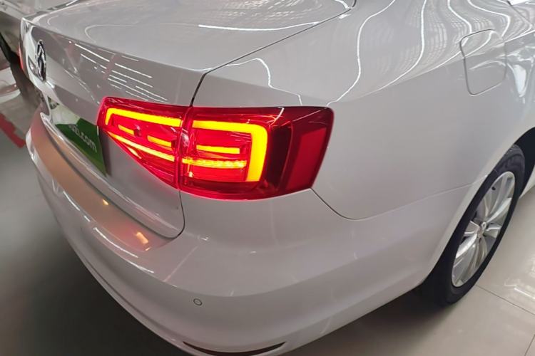 Used Volkswagen Sagitar 2015 1.6L Manual Comfort Model Right Rear Taillight