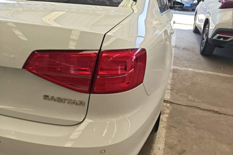 Used Volkswagen Sagitar 2015 1.6L Automatic Comfort Model Right Rear Taillight