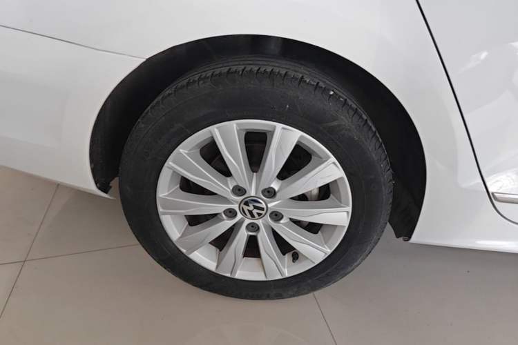 Used Volkswagen Sagitar 2015 230TSI Automatic Comfort Version Right Rear Wheel Hub