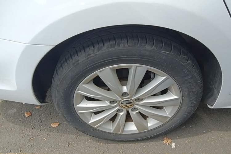 Used Volkswagen Sagitar 2015 1.6L Automatic Comfort Model Right Rear Wheel Hub