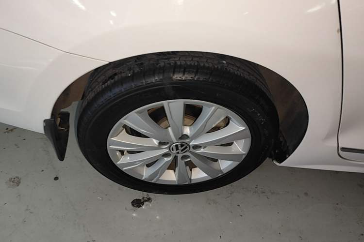 Used Volkswagen Sagitar 2015 1.6L Automatic Comfort Model Right Rear Wheel Hub