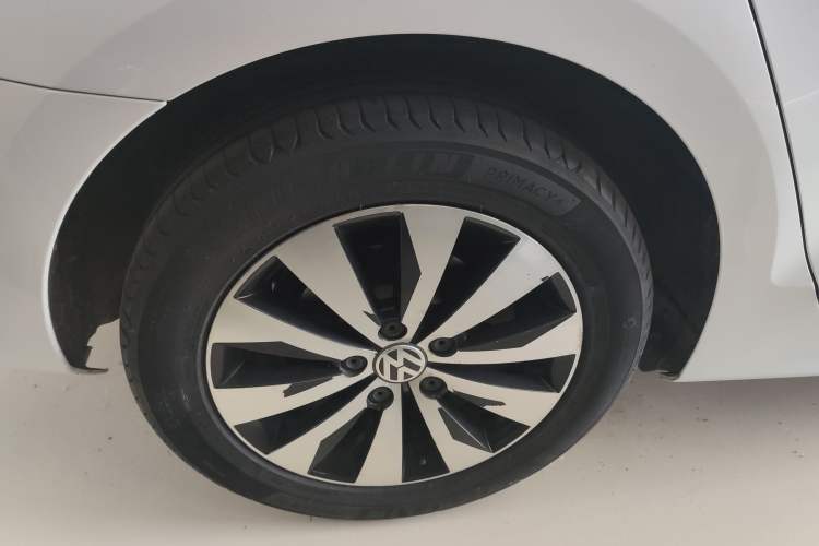 Used Volkswagen Sagitar 2015 230TSI Automatic Luxury Model Right Rear Wheel Hub