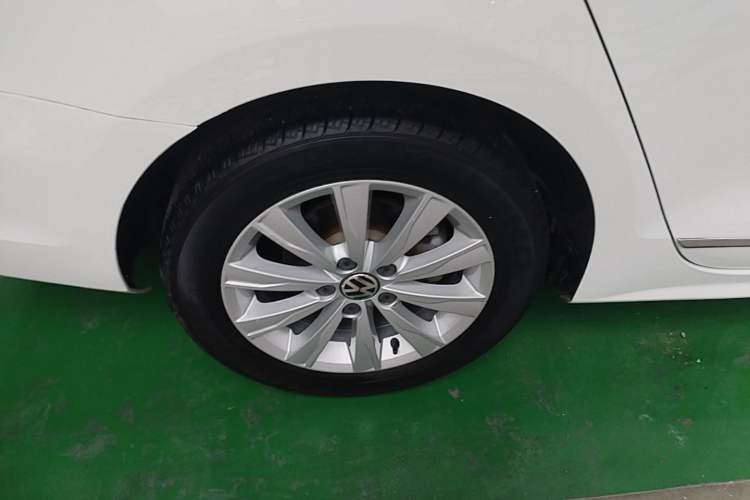 Used Volkswagen Sagitar 2015 1.6L Automatic Comfort Model Right Rear Wheel Hub
