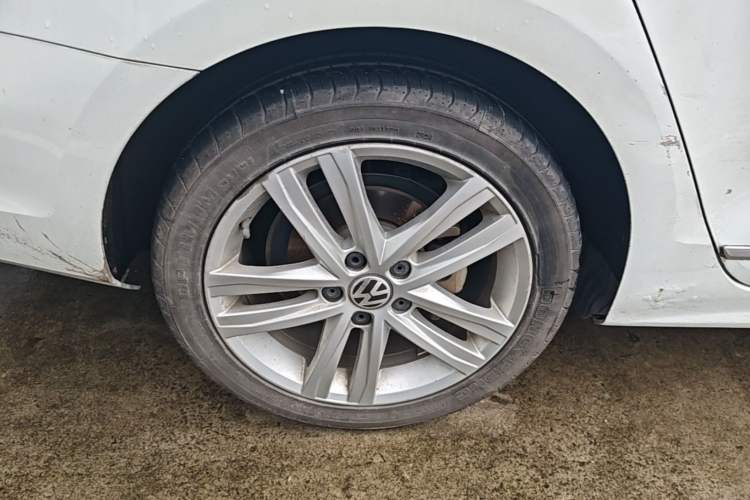 Used Volkswagen Sagitar 2015 230TSI Automatic Comfort Version Right Rear Wheel Hub