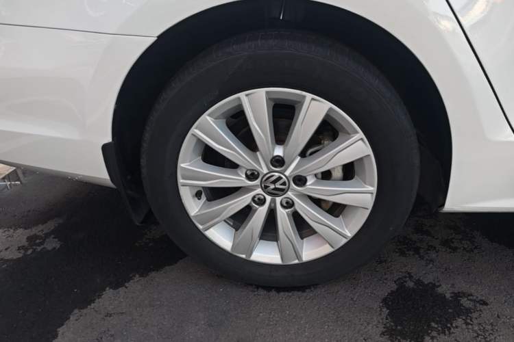 Used Volkswagen Sagitar 2015 1.6L Automatic Comfort Model Right Rear Wheel Hub