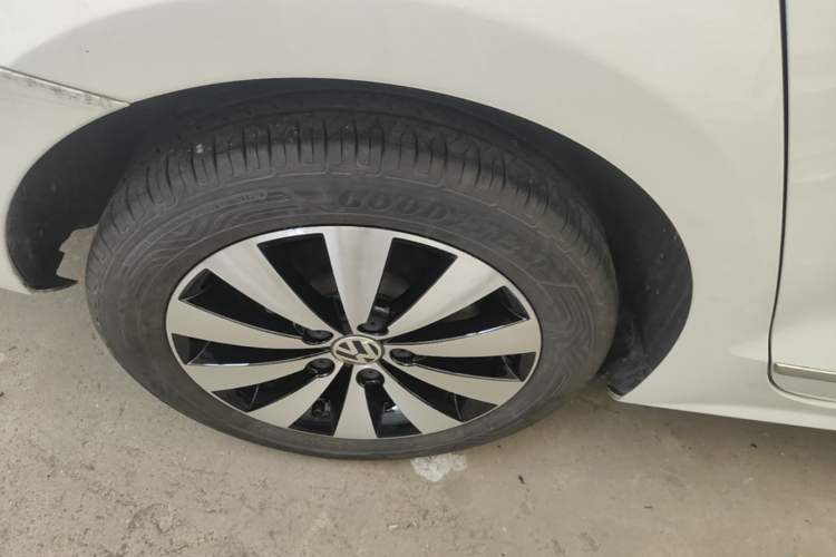 Used Volkswagen Sagitar 2015 230TSI Automatic Luxury Model Right Rear Wheel Hub