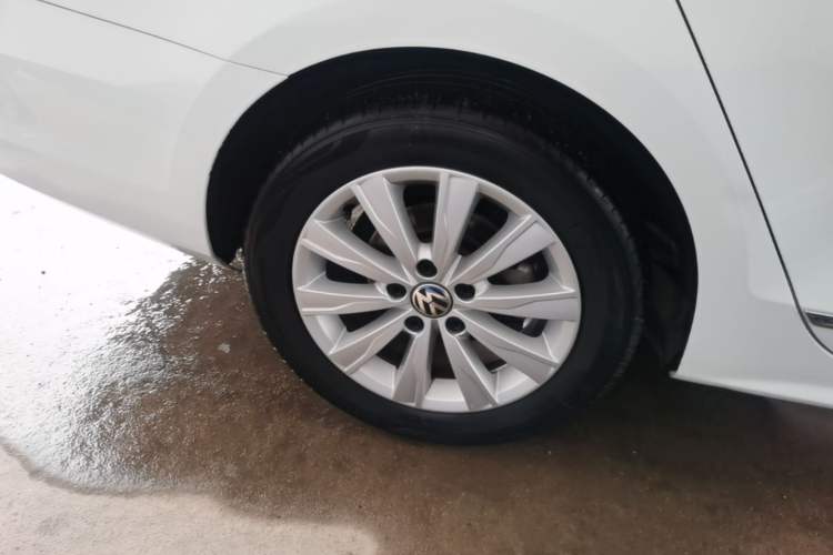 Used Volkswagen Sagitar 2015 1.6L Automatic Comfort Model Right Rear Wheel Hub