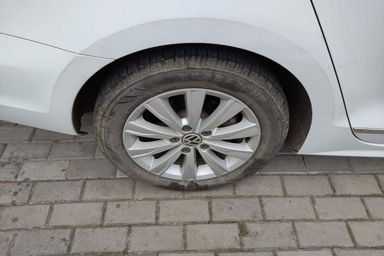 Used Volkswagen Sagitar 2015 230TSI Automatic Comfort Version Right Rear Wheel Hub