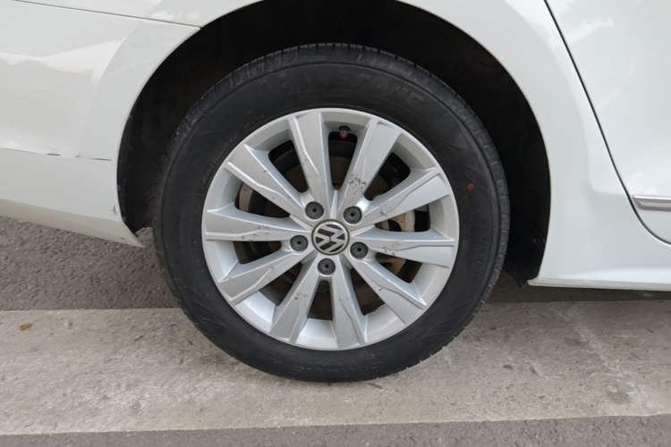 Used Volkswagen Sagitar 2015 230TSI Automatic Comfort Version Right Rear Wheel Hub