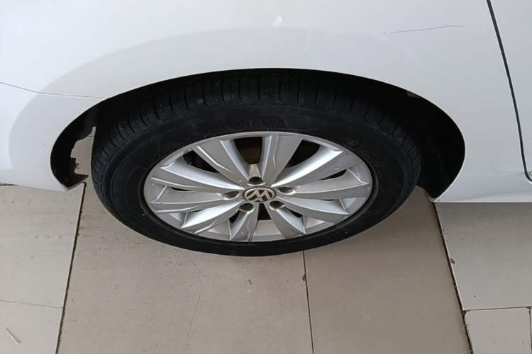 Used Volkswagen Sagitar 2015 1.6L Automatic Comfort Model Right Rear Wheel Hub