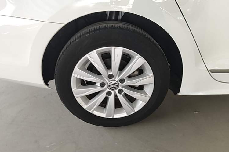 Used Volkswagen Sagitar 2015 1.6L Automatic Comfort Model Right Rear Wheel Hub
