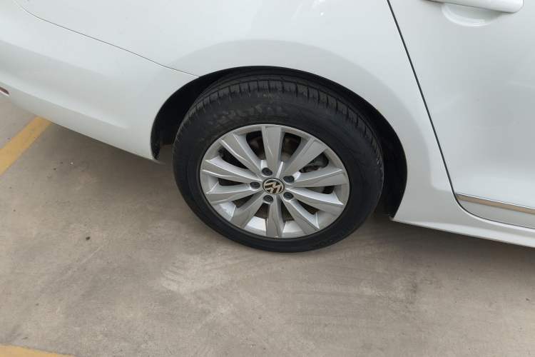 Used Volkswagen Sagitar 2015 230TSI Automatic Comfort Version Right Rear Wheel Hub