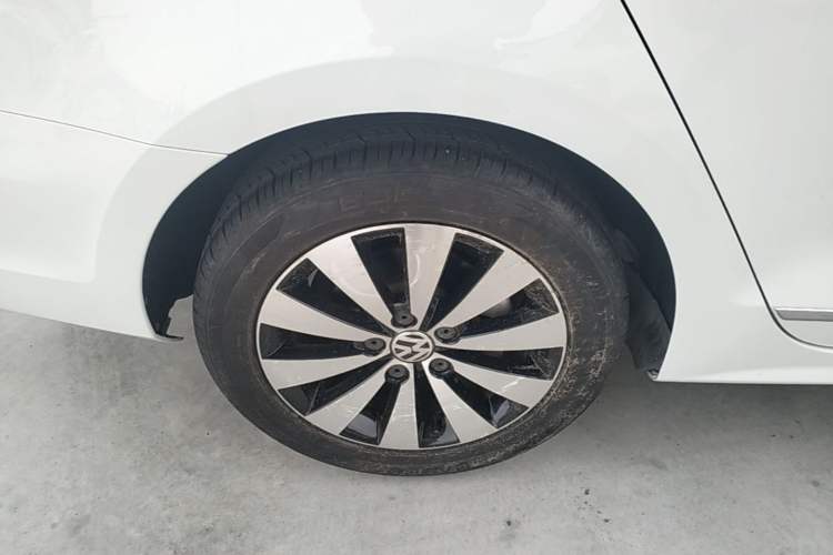 Used Volkswagen Sagitar 2015 230TSI Automatic Luxury Model Right Rear Wheel Hub