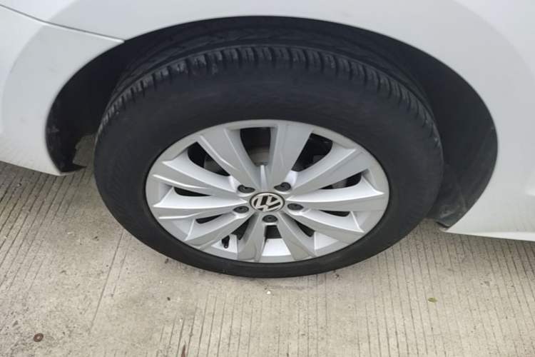 Used Volkswagen Sagitar 2015 1.6L Automatic Comfort Model Right Rear Wheel Hub