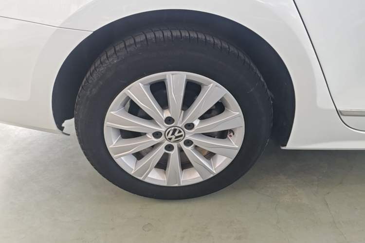 Used Volkswagen Sagitar 2015 1.6L Automatic Comfort Model Right Rear Wheel Hub