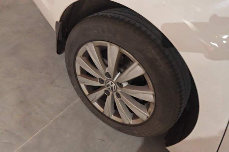 Used Volkswagen Sagitar 2015 1.6L Automatic Comfort Model Right Rear Wheel Hub