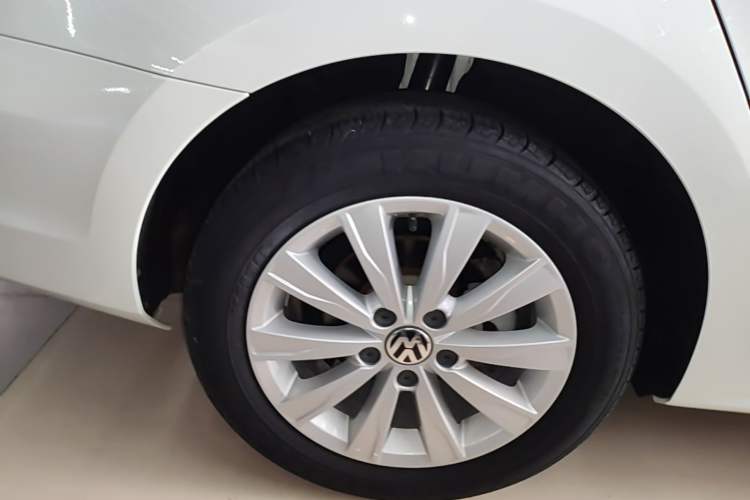 Used Volkswagen Sagitar 2015 1.6L Manual Comfort Model Right Rear Wheel Hub