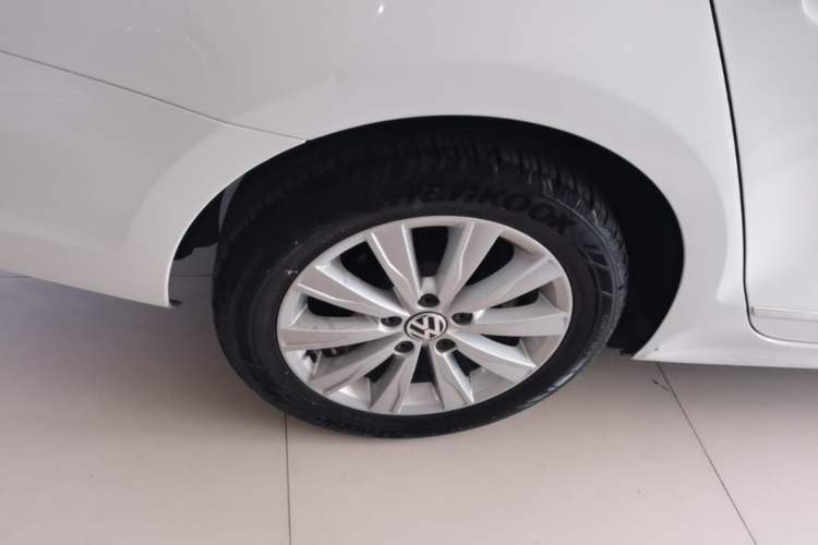Used Volkswagen Sagitar 2015 230TSI Automatic Comfort Version Right Rear Wheel Hub
