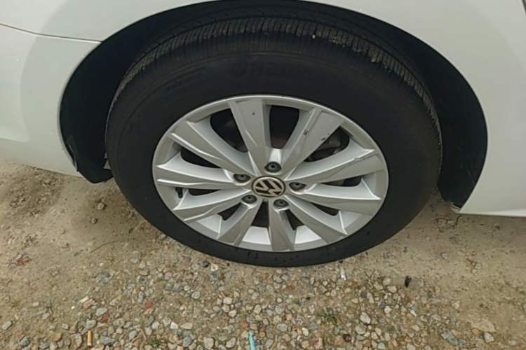Used Volkswagen Sagitar 2015 1.6L Automatic Comfort Model Right Rear Wheel Hub