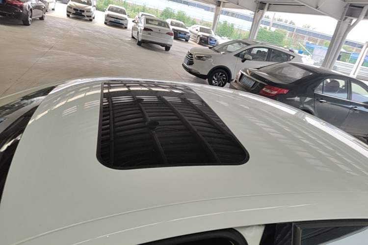 Used Volkswagen Sagitar 2015 1.6L Automatic Comfort Model Roof