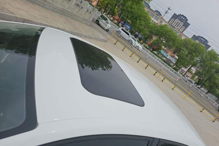 Used Volkswagen Sagitar 2015 1.6L Manual Comfort Model Roof