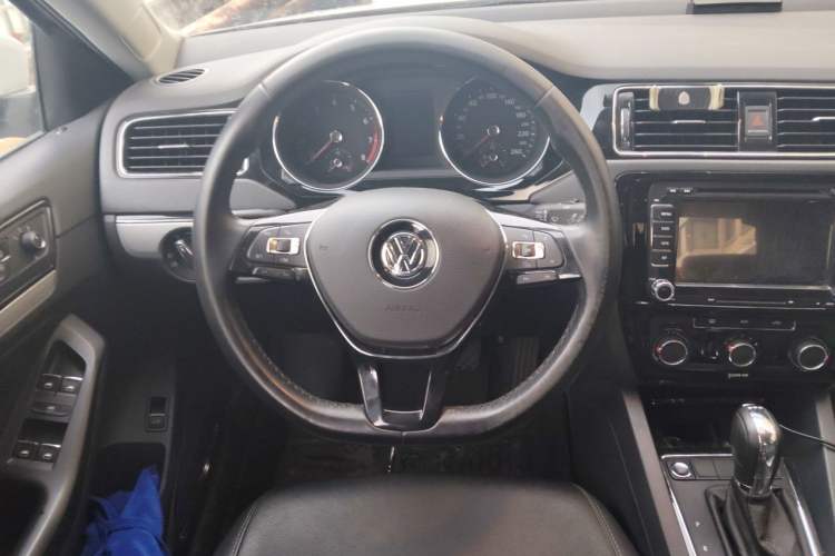 Used Volkswagen Sagitar 2015 230TSI Automatic Comfort Version Steering Wheel