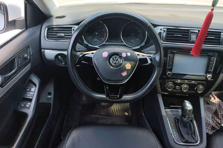 Used Volkswagen Sagitar 2015 230TSI Automatic Comfort Version Steering Wheel