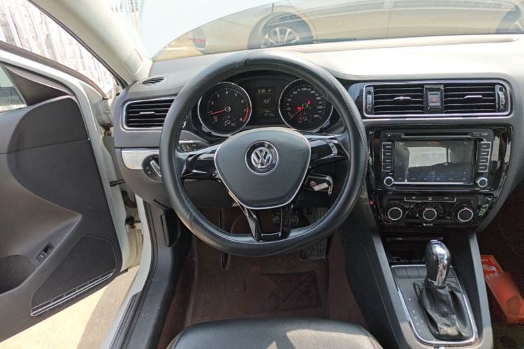 Used Volkswagen Sagitar 2015 230TSI Automatic Comfort Version Steering Wheel