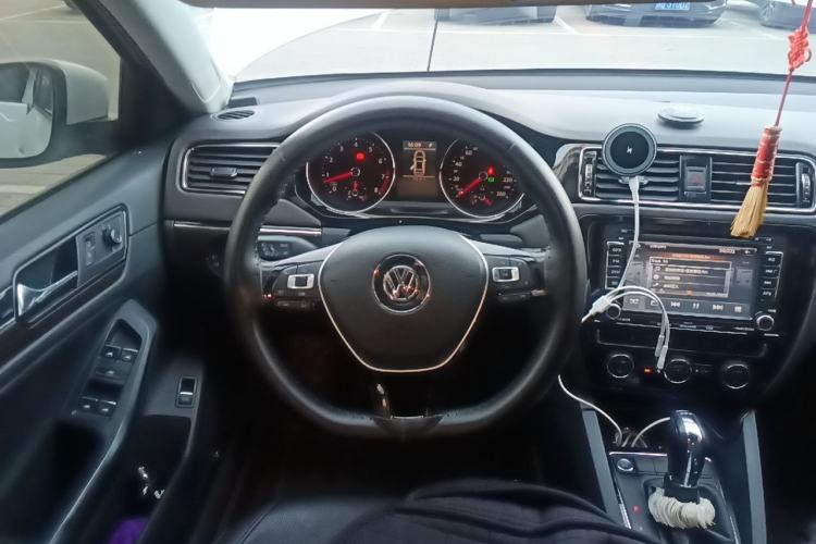 Used Volkswagen Sagitar 2015 230TSI Automatic Luxury Model Steering Wheel