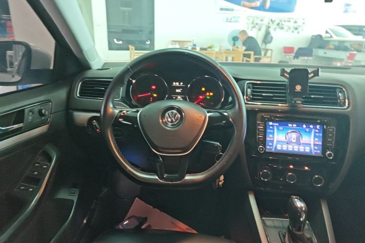 Used Volkswagen Sagitar 2015 230TSI Automatic Comfort Version Steering Wheel
