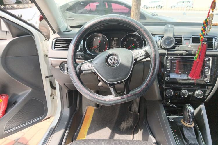 Used Volkswagen Sagitar 2015 230TSI Automatic Luxury Model Steering Wheel