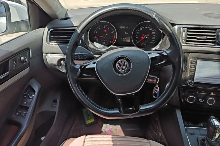 Used Volkswagen Sagitar 2015 230TSI Automatic Comfort Version Steering Wheel