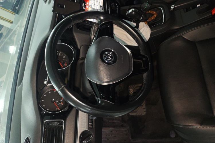 Used Volkswagen Sagitar 2015 230TSI Automatic Comfort Version Steering Wheel