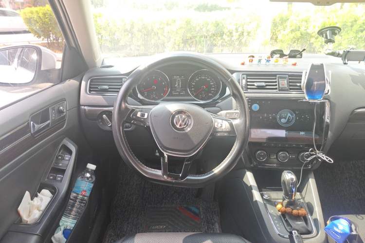 Used Volkswagen Sagitar 2015 230TSI Automatic Luxury Model Steering Wheel