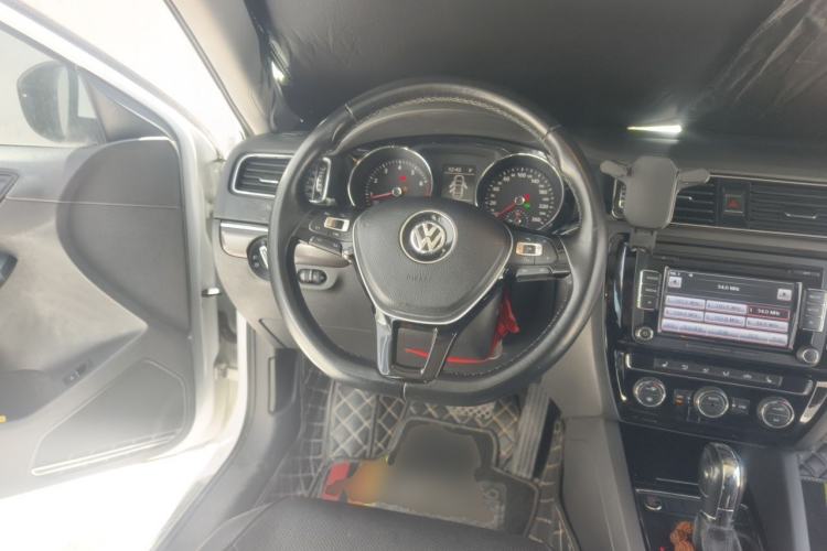Used Volkswagen Sagitar 2015 230TSI Automatic Luxury Model Steering Wheel