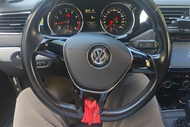 Used Volkswagen Sagitar 2015 230TSI Automatic Comfort Version Steering Wheel